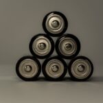 Een moderne thuisbatterij naast zonnepanelen op een zonnige dag, symboliserend duurzame energieoplossingen.